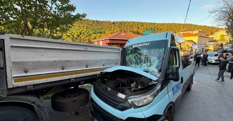 Maltepe’de yolcu minibüsü TIR’a çarptı: 8 kişi yaralandı!