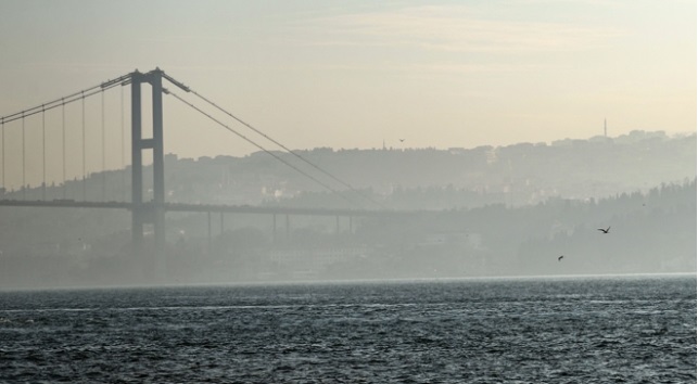 Yoğun sis İstanbul boğazındaki gemi trafiğini askıya aldırdı