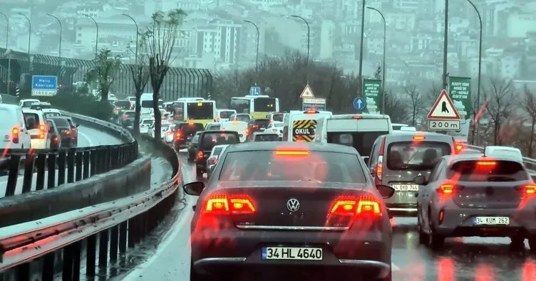 İstanbul’u lodos ve sağanak yağmur vurdu