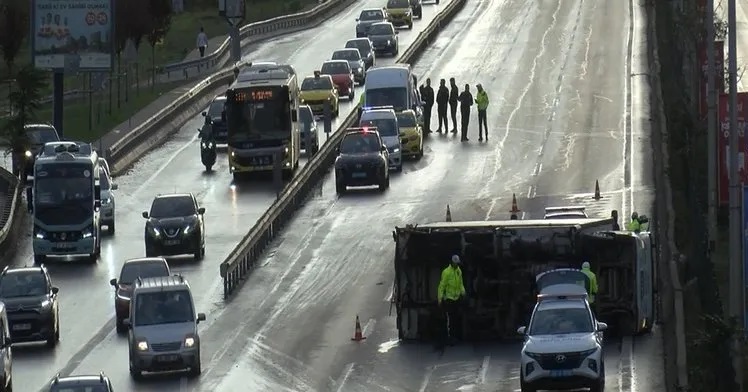 Kadıköy’de et yüklü kamyonet devrildi: 1 yaralı!