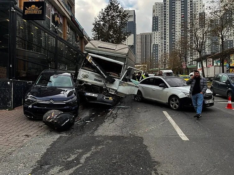 İstanbul’da freni boşalan kamyonet 5 araca çarparak durabildi