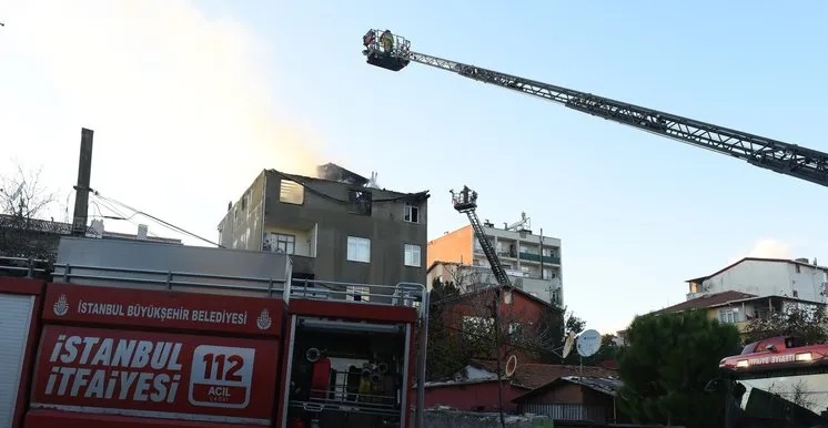 Ümraniye’de 5 katlı binanın çatısında tadilat sırasında patlama