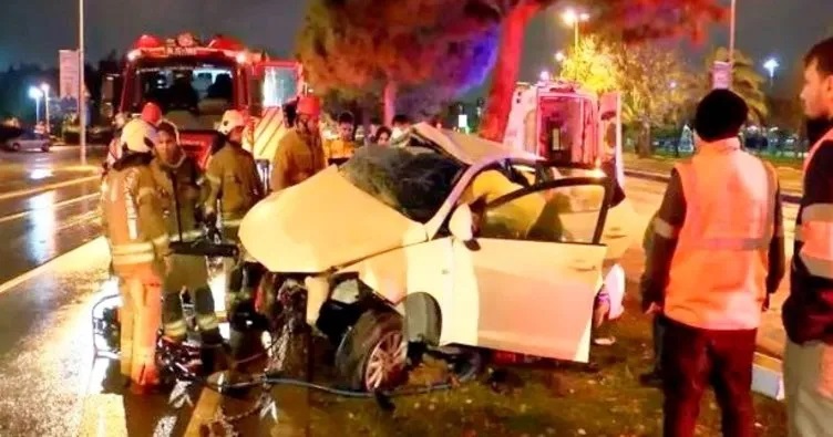 İstanbul'da kontrolden çıkan otomobilin refüjdeki ağaca çarpması sonucu ile meydana