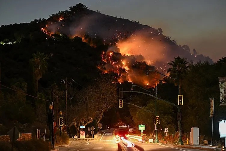 ABD'nin California eyaletindeki Los Angeles şehrinde devam eden orman yangınları,