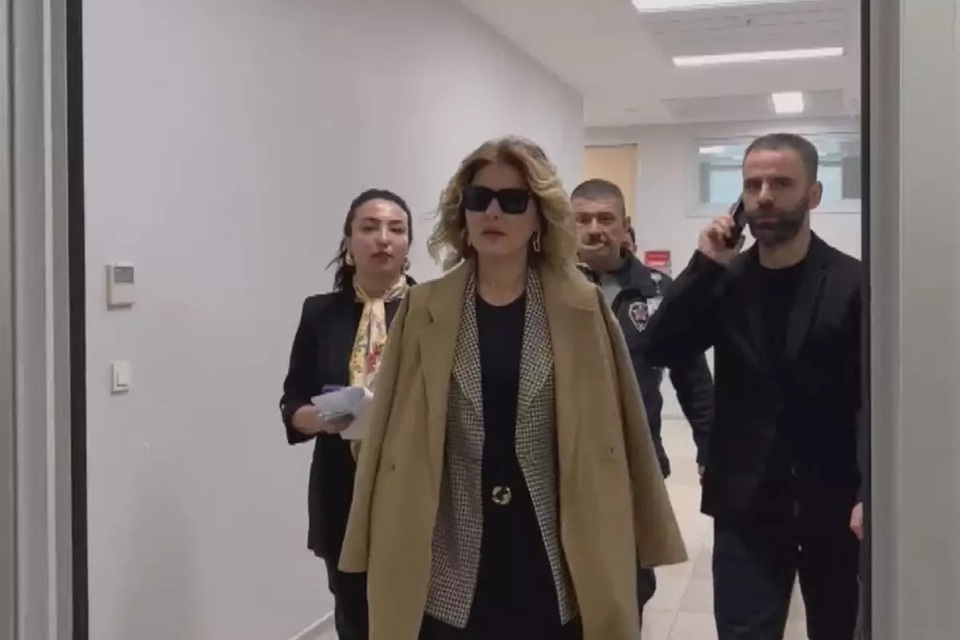 Ünlü şarkıcı Gülben Ergen, cinsel istismar ve darp sonucu hayatını