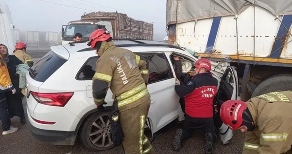 Bandırma-Bursa karayolu Akçapınar yol ayrımında meydana gelen trafik kazasında 5