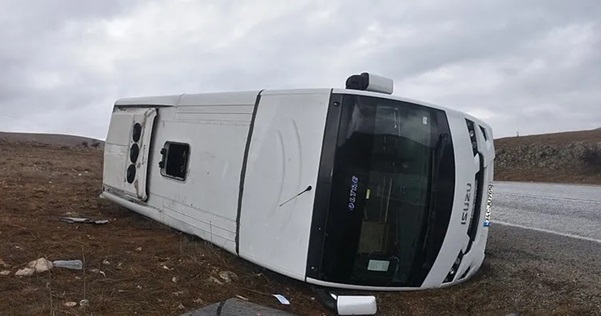 Afyonkarahisar'da feci bir kaza yaşandı. Şarampole devrilen Çinli turistlerin bulunduğu