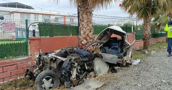 Hatay'da bir iş yerinin duvarı ile palmiye ağacına çarpıp ikiye