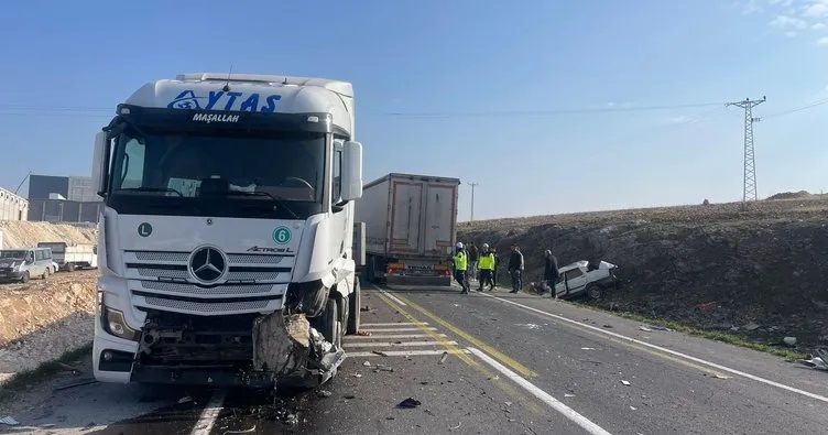 Şanlıurfa - Suruç yolunda tır ile otomobil çarpıştı. Meydana gelen