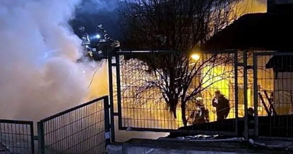 İstanbul Beyoğlu’nda bir gecekonduda başlayan yangın, bitişikteki evlere de sıçradı.