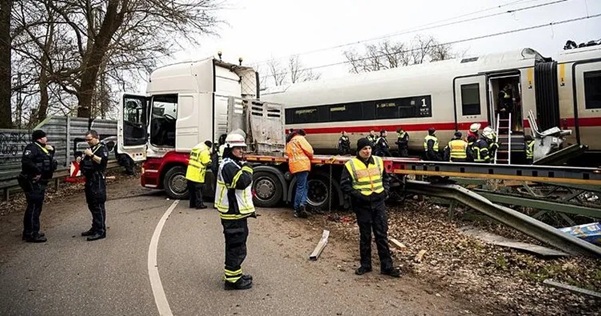 Almanya'nın Hamburg kenti yakınlarında bir yolcu treni ile tırın çarpışması