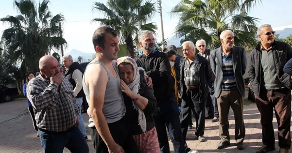 Antalya'da çıkan ev yangınında Furkan Nalbant, alevlerin ortasında kalan annesi