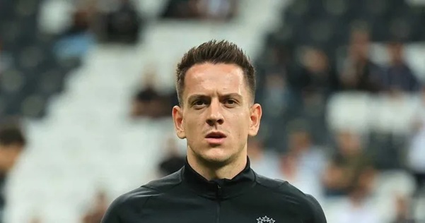 Beşiktaş, sezon başında Çaykur Rizespor'a kiraladığı orta saha oyuncusu Amir