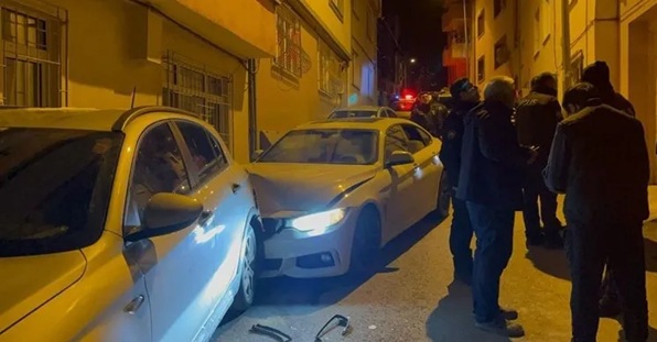 Bursa'da direksiyon başına alkollü geçen sürücü, sokak üzerinde park halinde