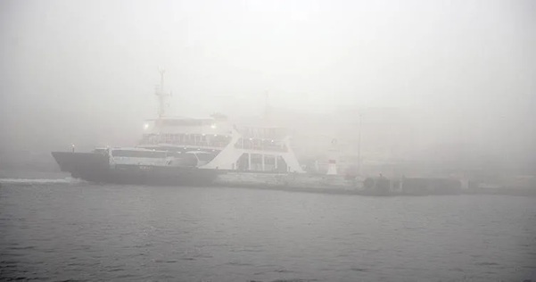 Çanakkale Boğazı'nda etkili olan yoğun sis nedeniyle çift yönlü transit
