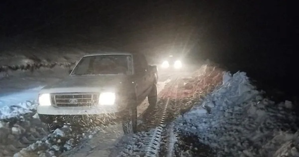 Gümüşhane’de kar yağışı ve tipi nedeniyle köy yolunda mahsur kalan