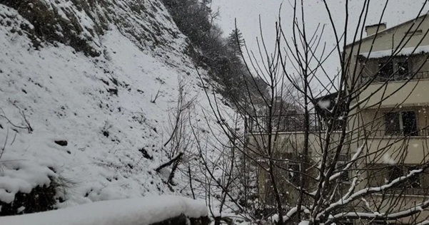 Kastamonu’nun İnebolu ilçesinde dağdan kopan taşlar, caddeye düştü. Heyelan sebebiyle