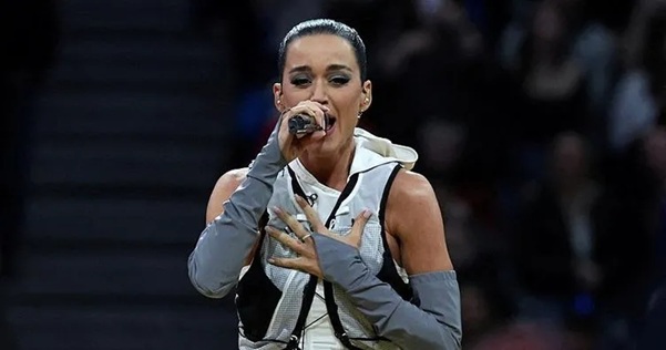 ABD'li ünlü şarkıcı Katy Perry'nin, Jeff Bezos'un sahibi olduğu havacılık