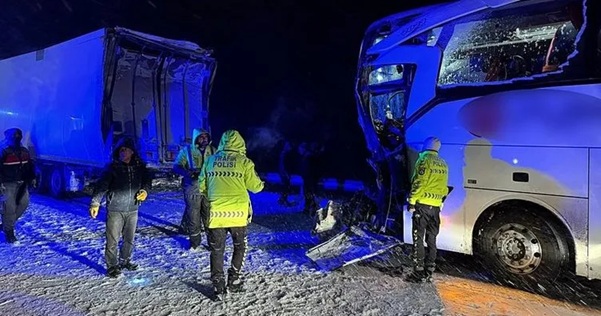Sivas’ta bir yolcu otobüsü, yoğun kar yağışı nedeniyle kayganlaşan yolda