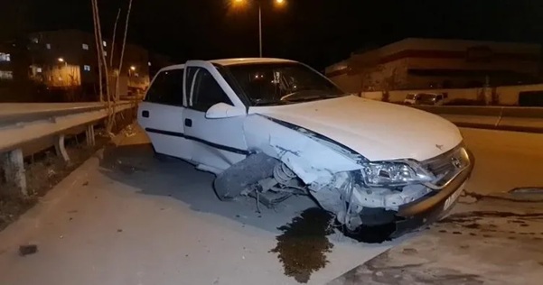 Kırıkkale’de meydana gelen kazada otomobil kontrolden çıkarak bariyerlere girdi. Çarpmanın