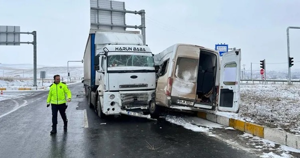 Ağrı’nın Tutak ilçesinde tır ile minibüsün çarpışması sonucu meydana gelen