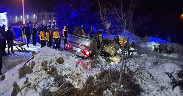 Düzce, D-100 Karayolu'nda buzlanan yolda takla atan otomobildeki 2 kişi