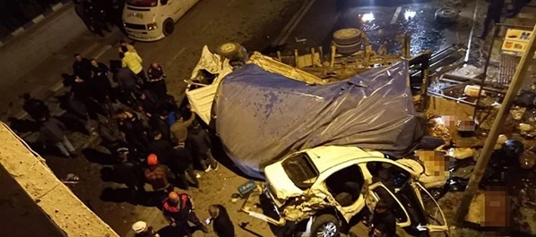 Şanlıurfa'nın Birecik ilçesinde seyir halindeyken fren boşalan kamyon dehşet saçtı.