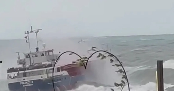 Sarıyer Kilyos açıklarında fırtına nedeniyle sürüklenen kuru yük gemisi, dev