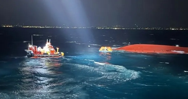 Güney Kore’nin Jeju Adası açıklarında seyreden bir balıkçı teknesi alabora