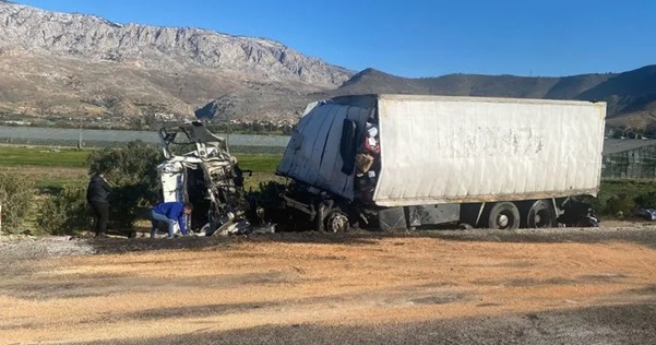 Mersin-Antalya D-400 karayolu üzerinde bulunan Yeşilovacık Işıklı Kavşağı’nda meydana gelen