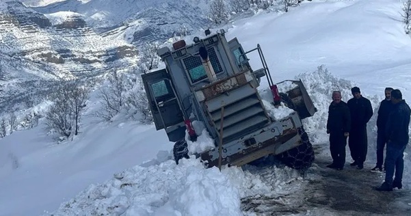Şırnak'ın Beytüşşebap ilçesinde karla mücadele çalışmaları sırasında iş makinesinin üzerine