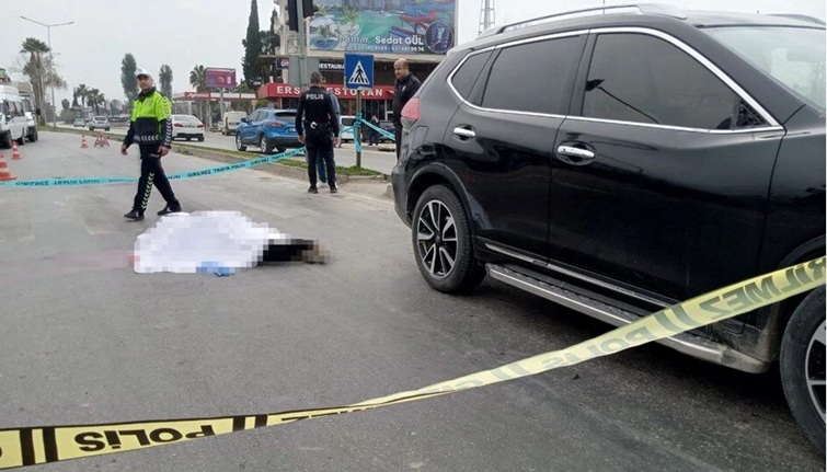 Adana'da meydana gelen üzücü bir kazada, yolun karşısına geçmeye çalışan