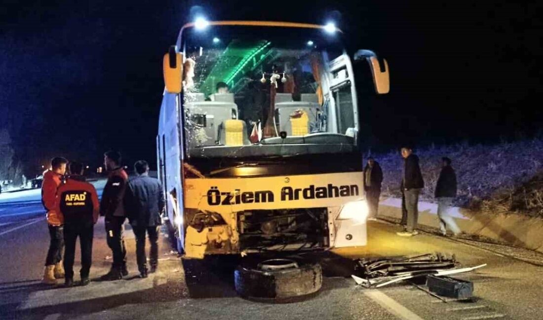 Sivas'ın Suşehri ilçesinde bir yolcu otobüsü ile otomobil çarpıştı. Kazada