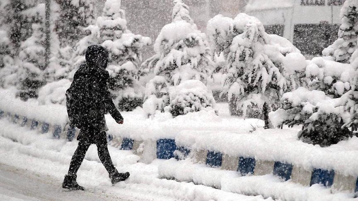 Ankara'da etkili olmaya başlayan kar yağışı nedeniyle eğitim öğretime 1